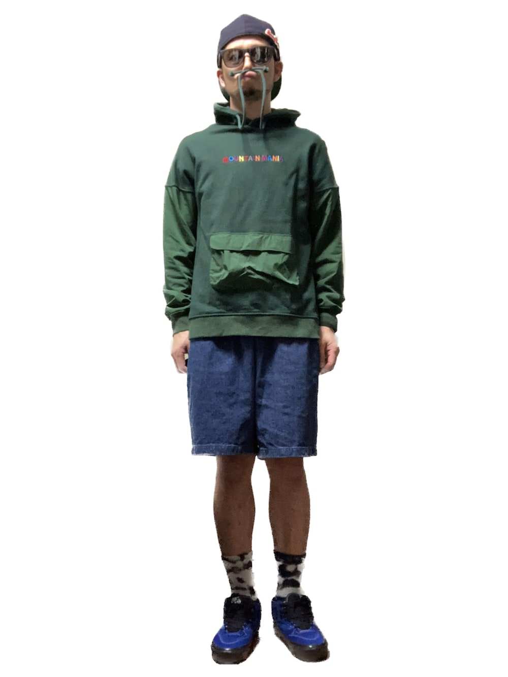 グリーン系のパーカー、ブルー系のデニムパンツ、ブルー系のスニーカーを着用したメンズの秋コーディネートの4枚目の写真