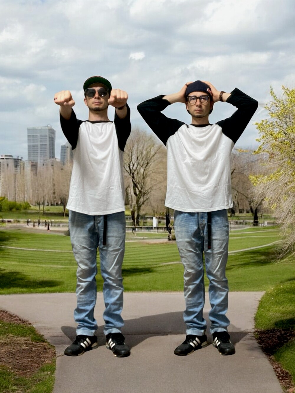 「おじさん、あごひげ、もみあげ、キャップ、ラグランTシャツ、デニムパンツ、スニーカー、アルゴリズム体操」｜「Gramicciのアイテム（デニムパンツ、ブルー系）」を使った、モミヒゲさん（メンズ・175cm）の秋コーディネートの3枚目の写真