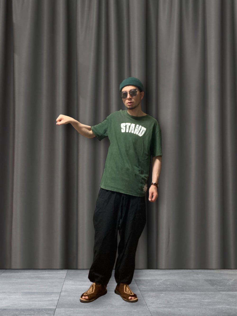 「おじさん、あごひげ、もみあげ、ニット帽、Tシャツ、カーゴパンツ、サンダル、伯方の塩」｜「TOKYO HEMP CONNECTIONのアイテム（Tシャツ/カットソー、グリーン系）」を使った、モミヒゲさん（メンズ・175cm）の秋コーディネートの5枚目の写真