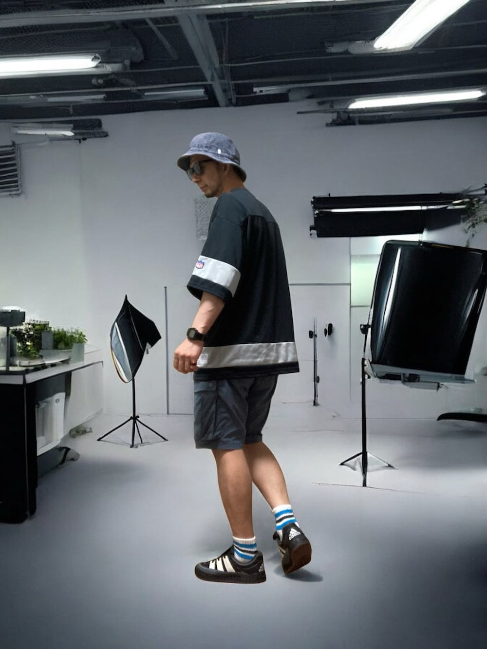 ブラック系のTシャツ/カットソー、ブルー系のカーゴパンツ、ブラック系のスニーカーを着用したメンズの夏コーディネートの3枚目の写真