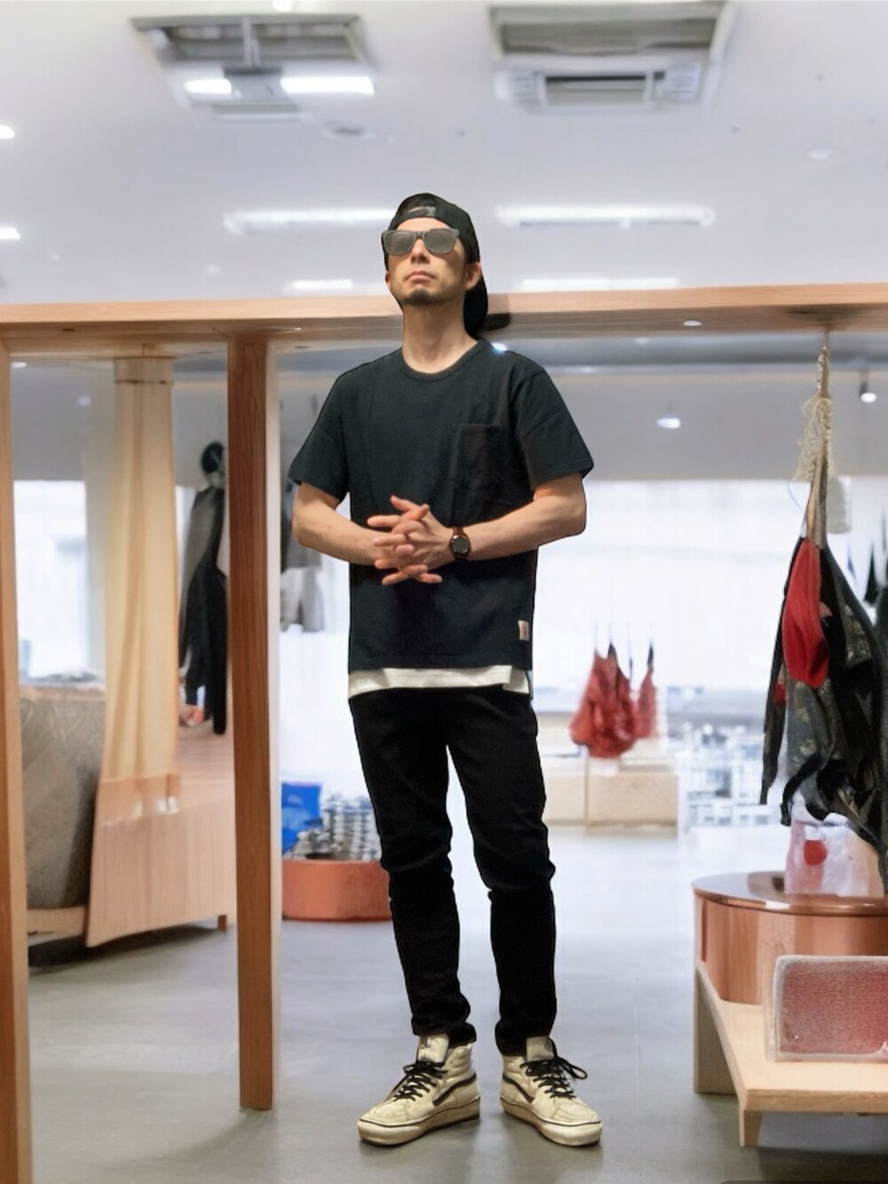 ブラック系のTシャツ/カットソー、ブラック系のその他パンツ、ホワイト系のスニーカーを着用したメンズの夏コーディネートの2枚目の写真