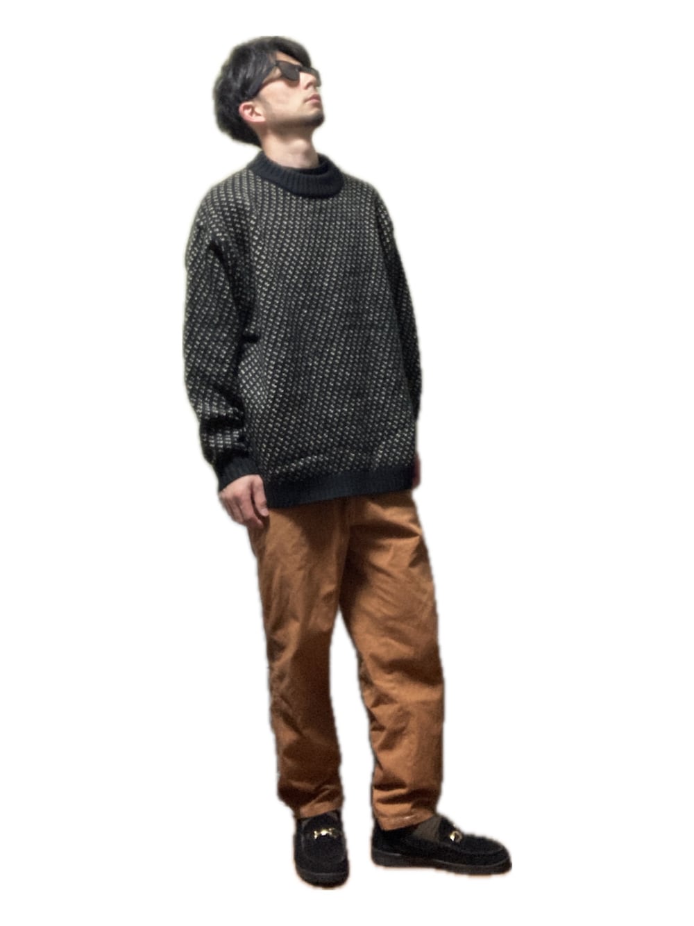 ブラウン系のチノパンツ、ブラック系のローファー、グレー系のその他アウターを着用したメンズの冬コーディネートの4枚目の写真