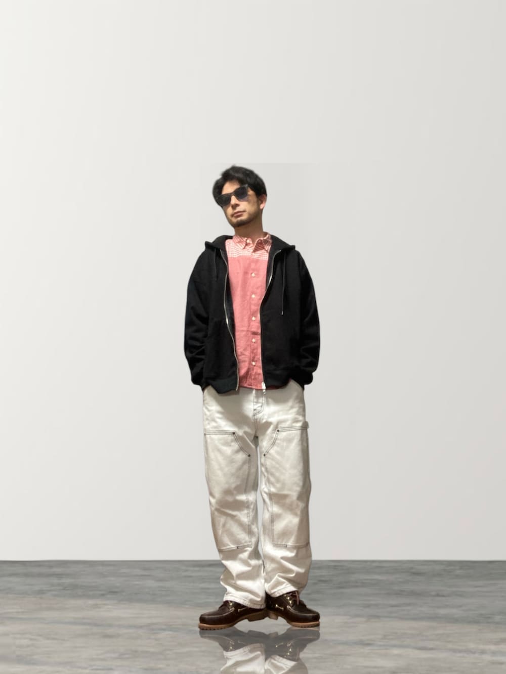 ブラウン系のモカシン/デッキシューズ、ピンク系のシャツ/ブラウス、ブルー系のデニムジャケットを着用したメンズの春コーディネートの4枚目の写真