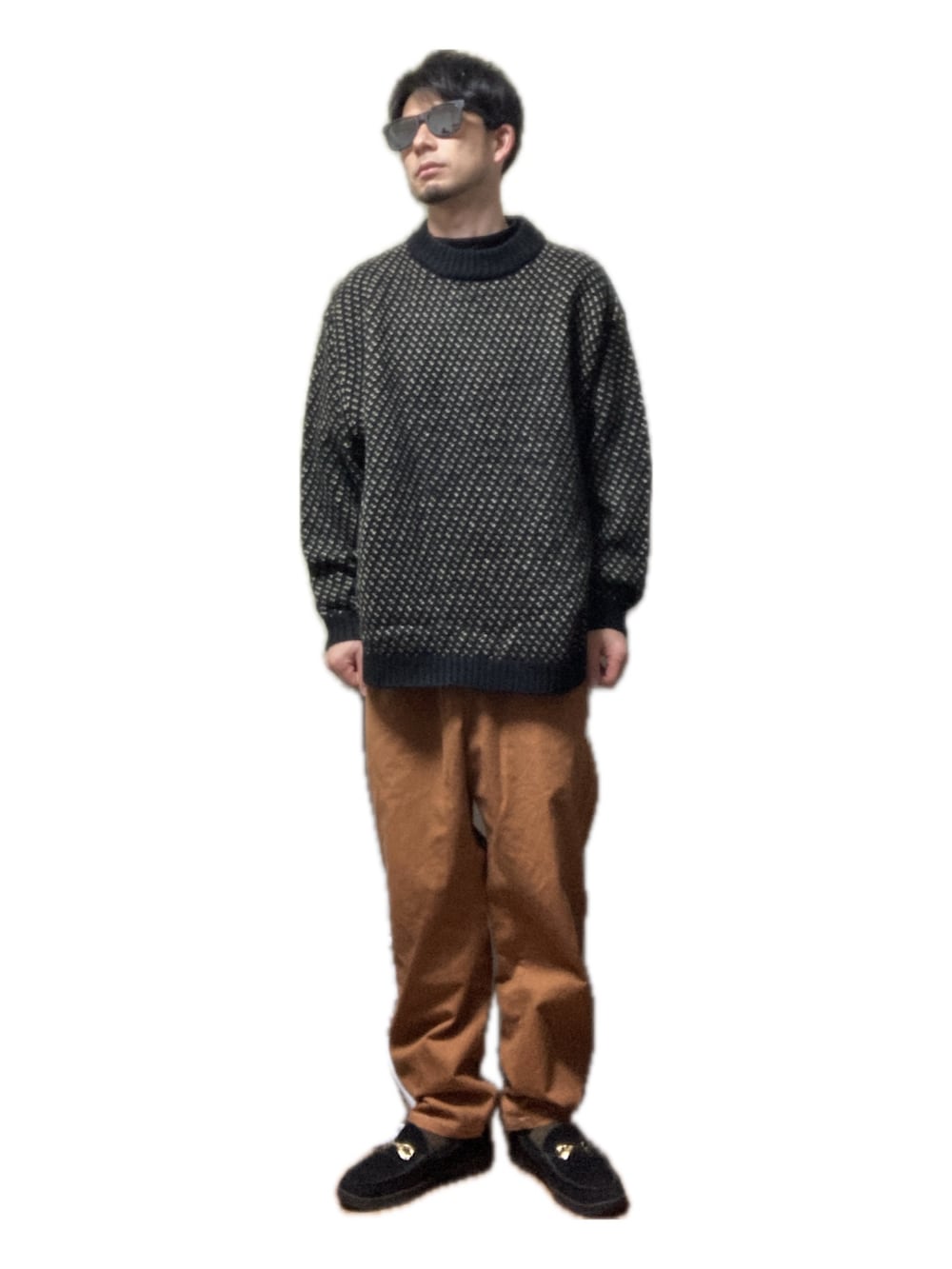 ブラウン系のチノパンツ、ブラック系のローファー、グレー系のその他アウターを着用したメンズの冬コーディネートの3枚目の写真