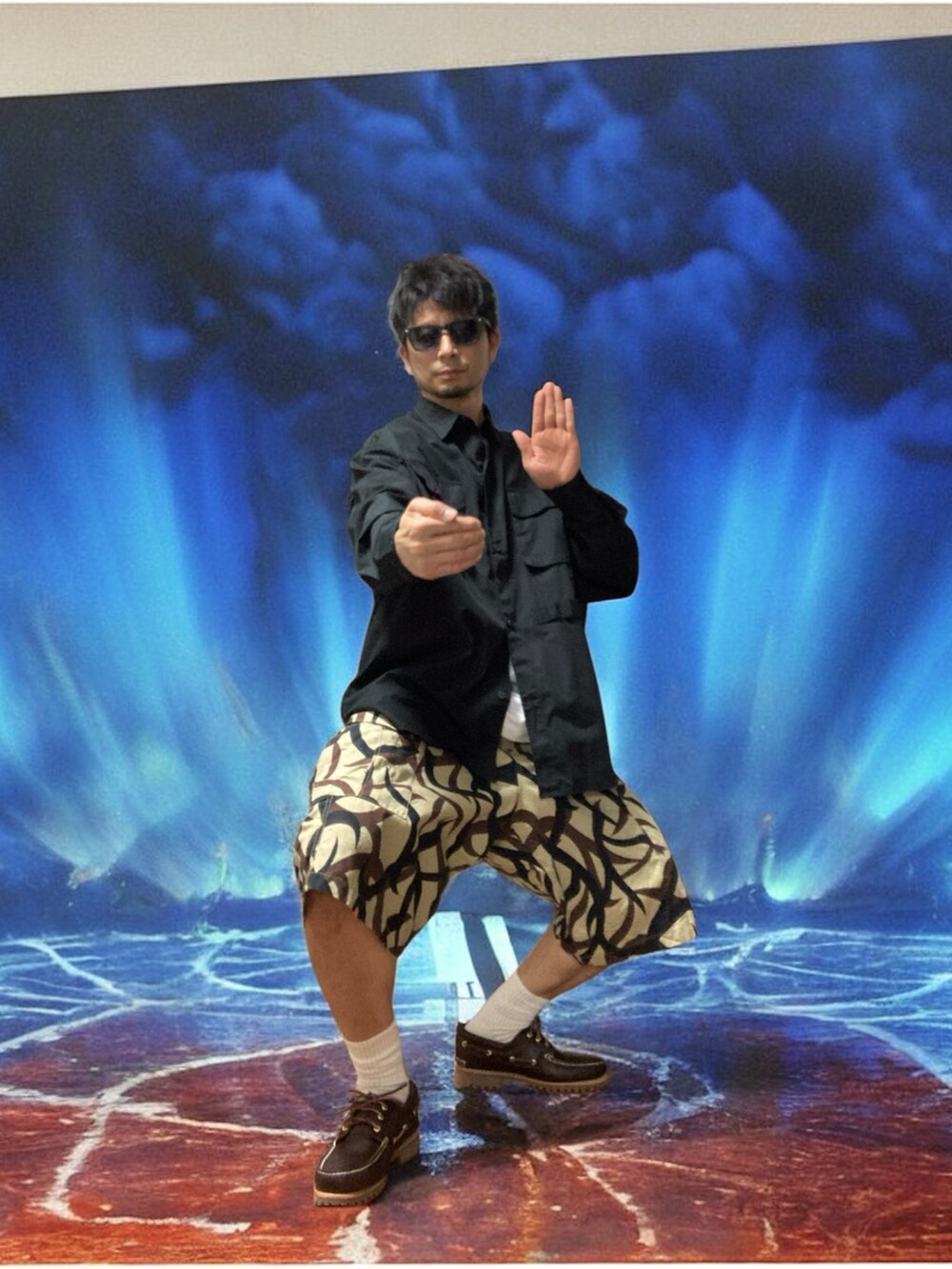 ベージュ系のその他パンツ、ブラック系のシャツ/ブラウス、ブラウン系のモカシン/デッキシューズを着用したメンズの秋コーディネートの4枚目の写真