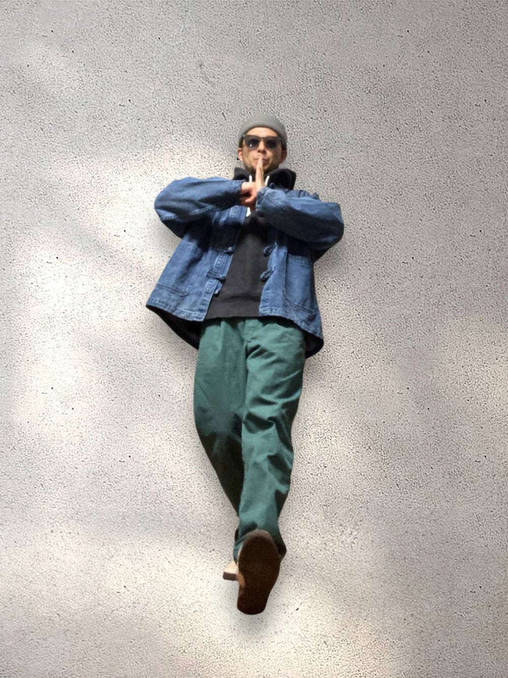 グリーン系のその他パンツ、ブルー系のデニムジャケット、ベージュ系のスニーカーを着用したメンズの冬コーディネートの5枚目の写真