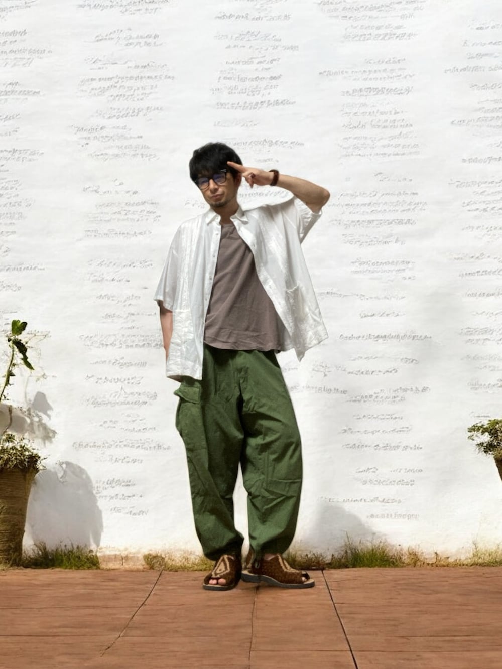 グレー系のタンクトップ、グリーン系のカーゴパンツ、ホワイト系のシャツ/ブラウスを着用したメンズの夏コーディネートの2枚目の写真
