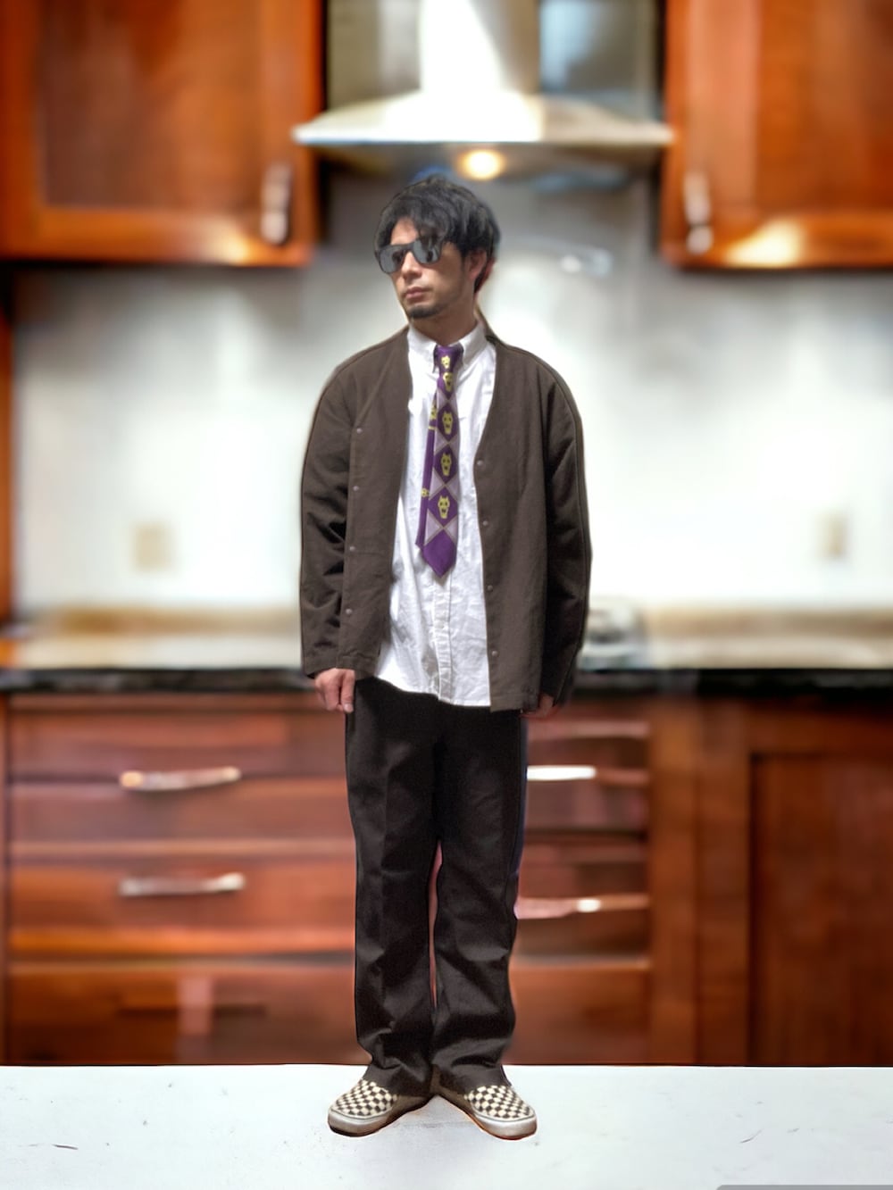 ブラウン系のチノパンツ、ホワイト系のスリッポン、グレー系のシャツ/ブラウスを着用したメンズの春コーディネートの3枚目の写真