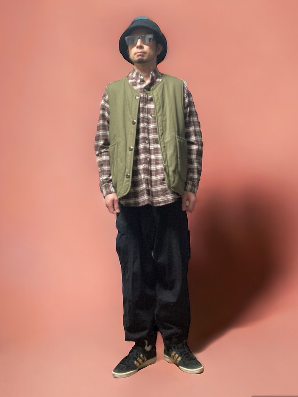 ブラック系のカーゴパンツ、ブラック系のスニーカー、ブラウン系のシャツ/ブラウスを着用したメンズの冬コーディネートの2枚目の写真