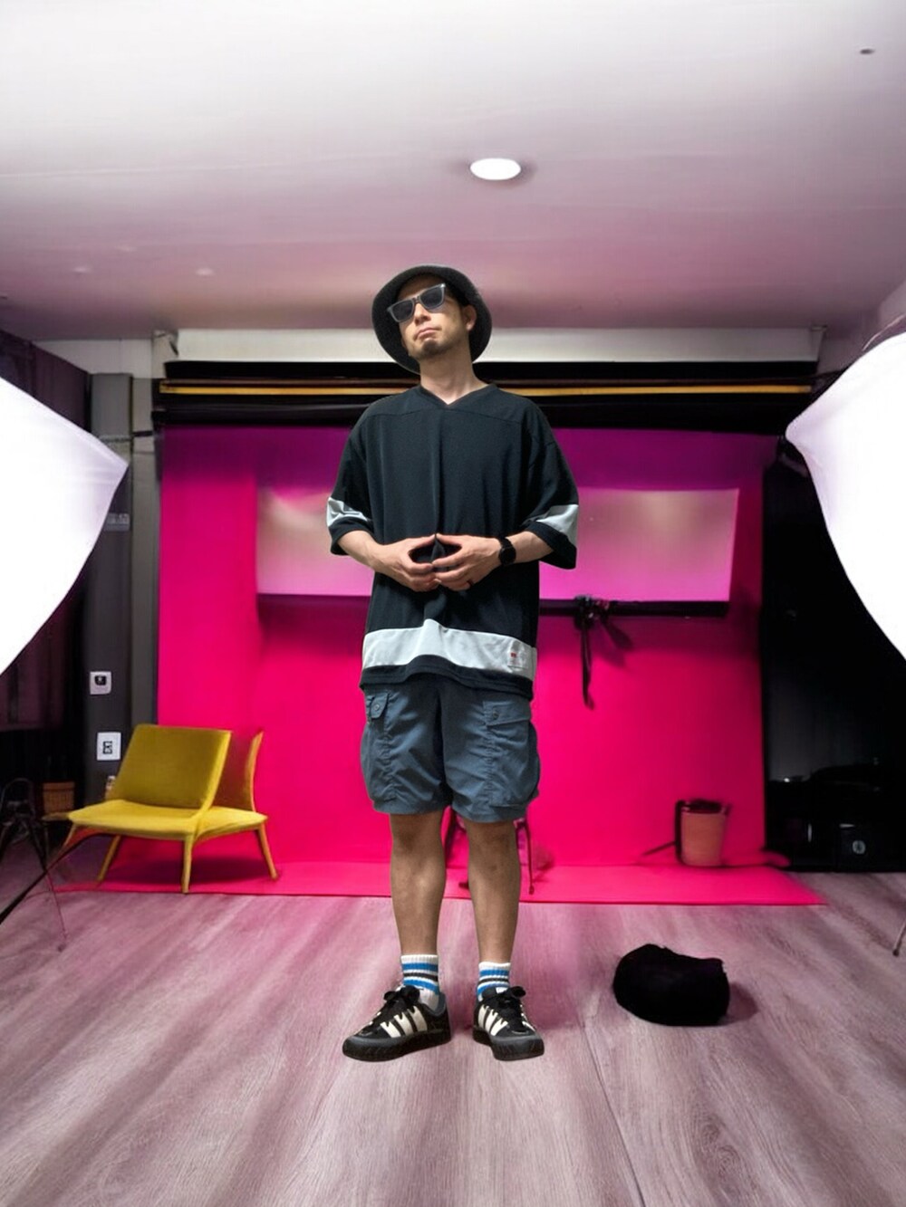 ブラック系のTシャツ/カットソー、ブルー系のカーゴパンツ、ブラック系のスニーカーを着用したメンズの夏コーディネートの4枚目の写真