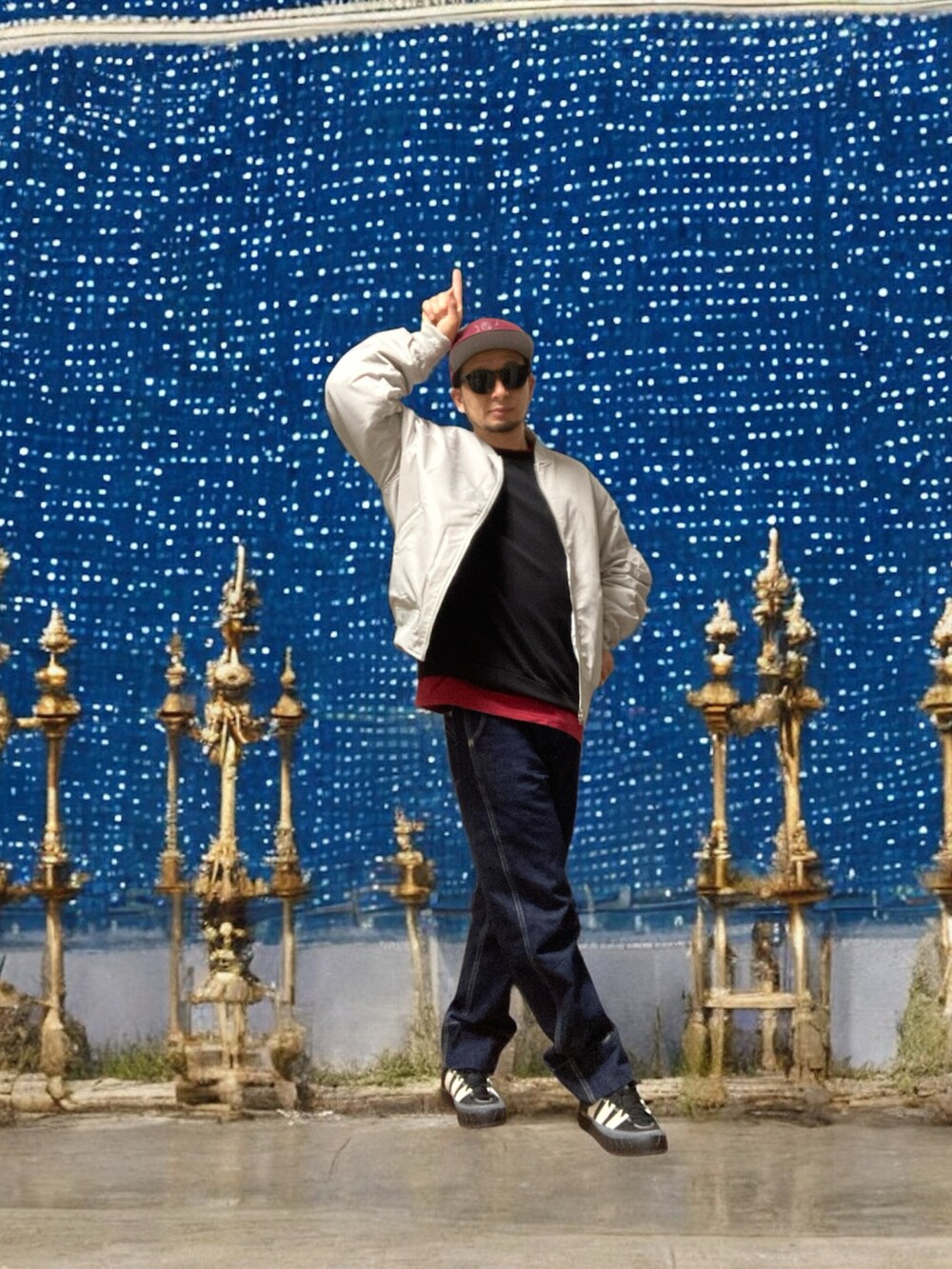 「おじさん、あごひげ、もみあげ、キャップ、MA-1、トレーナー、ジーパン、スニーカー」｜「Levi'sのLevi's(R)RED STAY LOOSE UTILITY DIAMOND BEACH（デニムパンツ、ブルー系）」を使った、モミヒゲさん（メンズ・175cm）の冬コーディネートの4枚目の写真