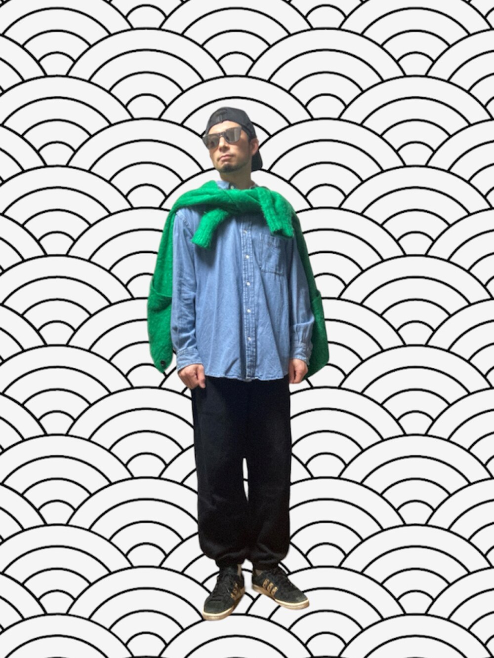 ブラック系のスニーカー、ブラック系のスウェットパンツ、ブルー系のシャツ/ブラウスを着用したメンズの春コーディネートの2枚目の写真