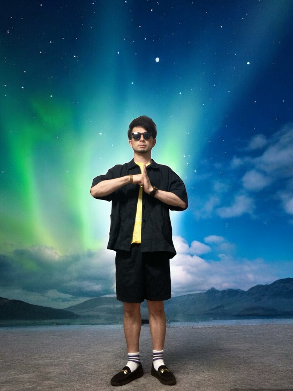 ブラック系のローファー、ブラック系のチノパンツ、ブラック系のシャツ/ブラウスを着用したメンズの夏コーディネートの5枚目の写真