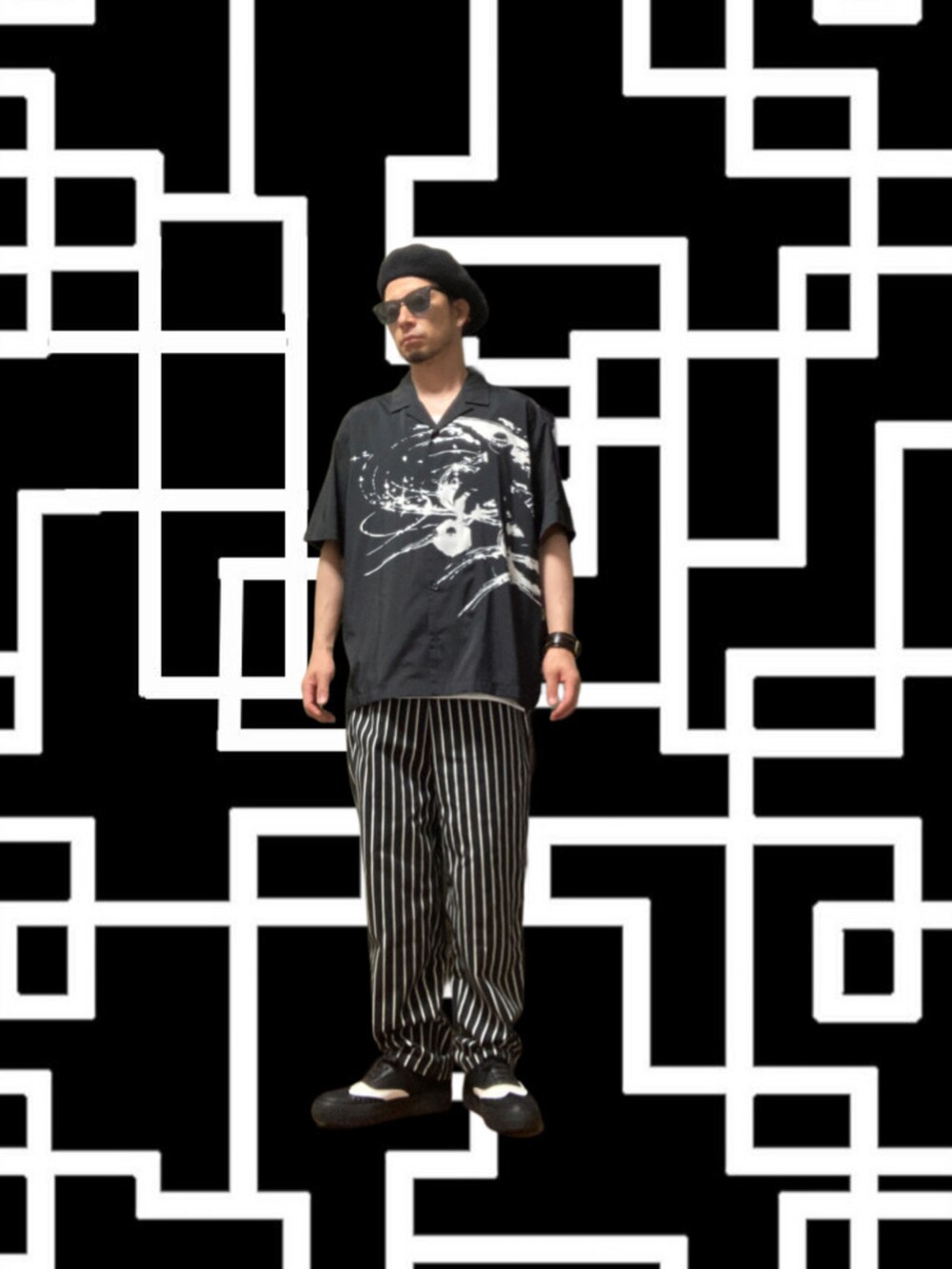 ブラック系のスニーカー、ブラック系のシャツ/ブラウス、ブラック系のチノパンツを着用したメンズの夏コーディネートの3枚目の写真