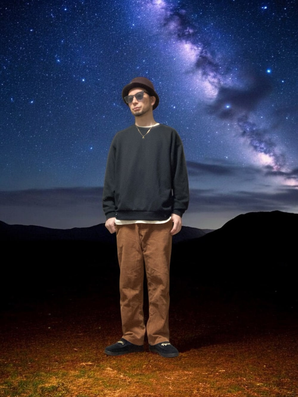 ブラック系のモッズコート、ブラック系のローファー、ブラウン系のその他パンツを着用したメンズの冬コーディネートの3枚目の写真