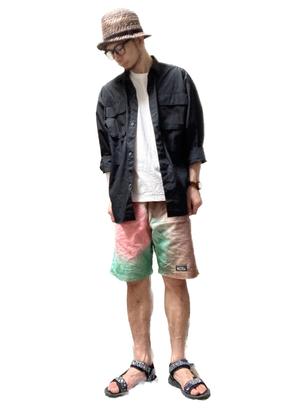 ブラック系のシャツ/ブラウス、その他のパンツ、ホワイト系のTシャツ/カットソーを着用したメンズの夏コーディネートの2枚目の写真