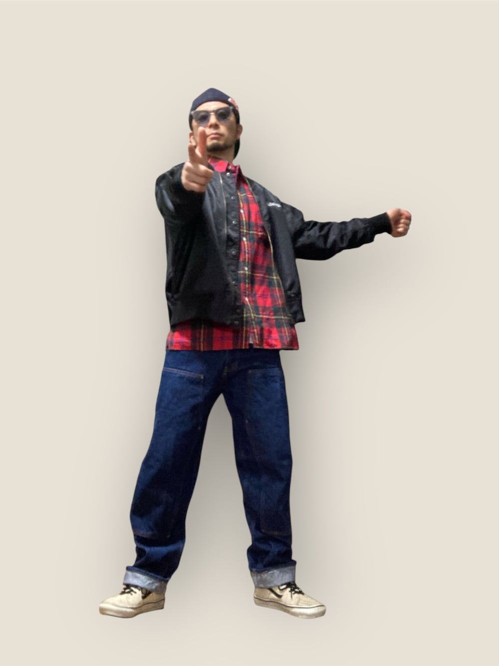 ブラック系のMA-1、レッド系のシャツ/ブラウス、ブルー系のデニムパンツを着用したメンズの冬コーディネートの4枚目の写真