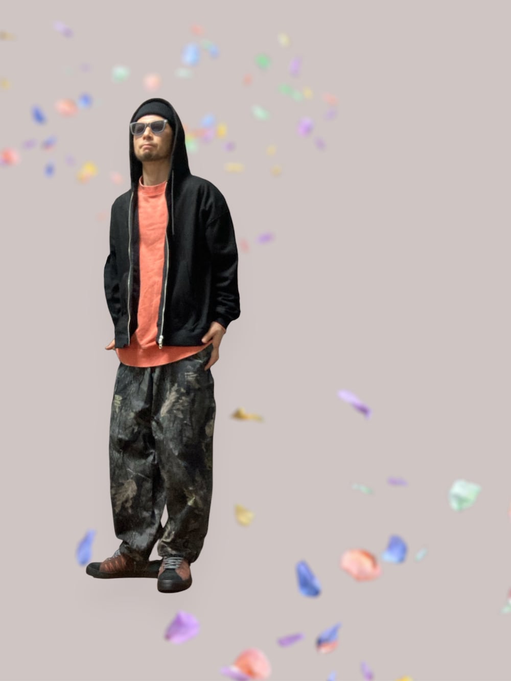 ブラック系のパーカー、オレンジ系のスウェット、グレー系のMA-1を着用したメンズの冬コーディネートの2枚目の写真