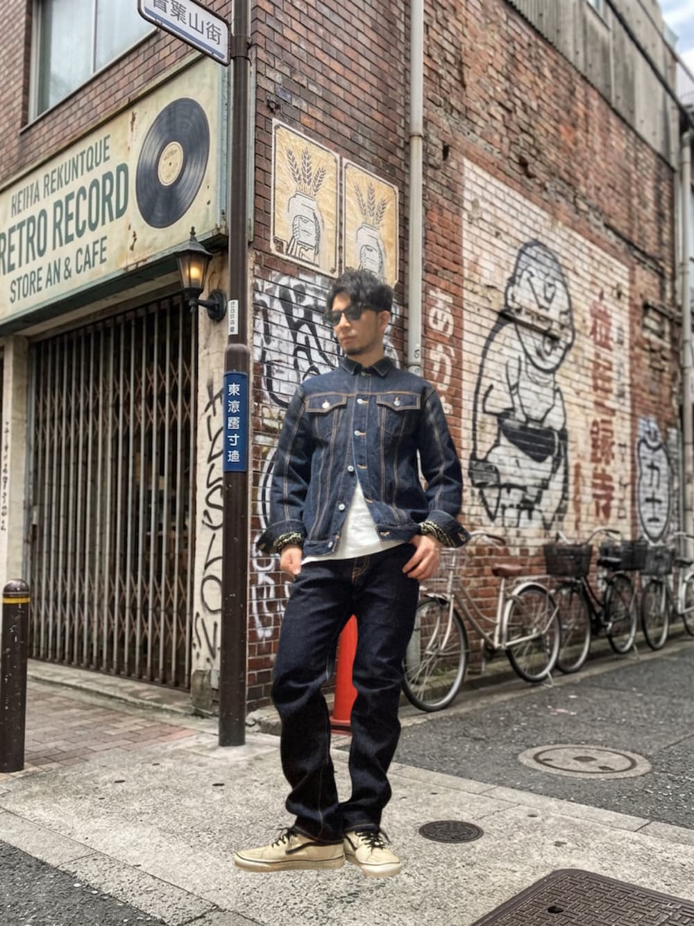 ホワイト系のTシャツ/カットソー、ブルー系のデニムジャケット、ブルー系のデニムパンツを着用したメンズの春コーディネートの3枚目の写真