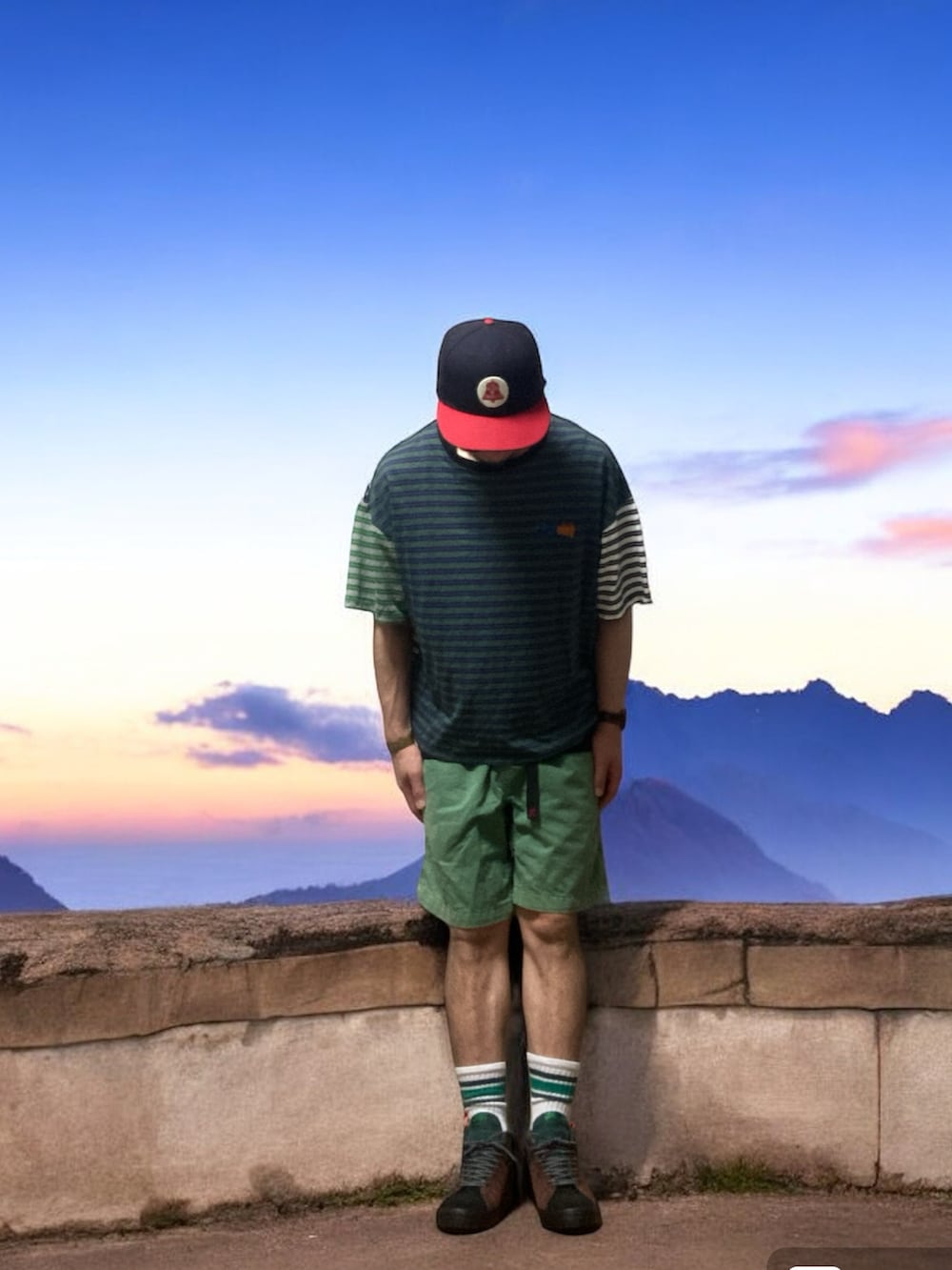 ブラウン系のスニーカー、グリーン系のその他パンツ、グリーン系のTシャツ/カットソーを着用したメンズの夏コーディネートの4枚目の写真