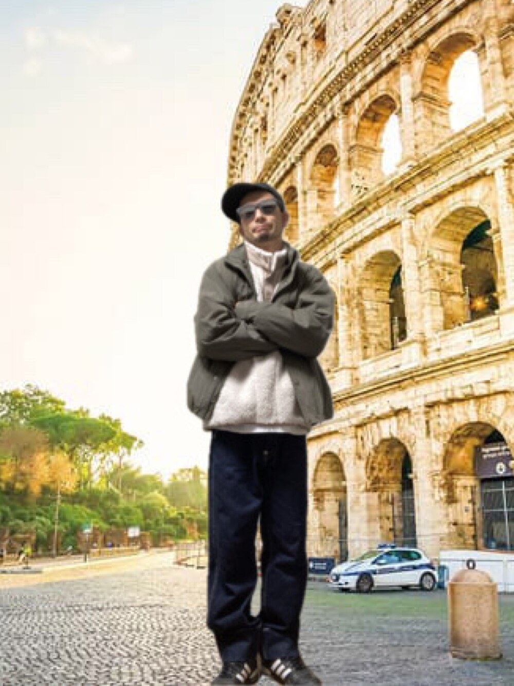 グリーン系のミリタリージャケット、ホワイト系のトップス、ブルー系のデニムパンツを着用したメンズの冬コーディネートの3枚目の写真