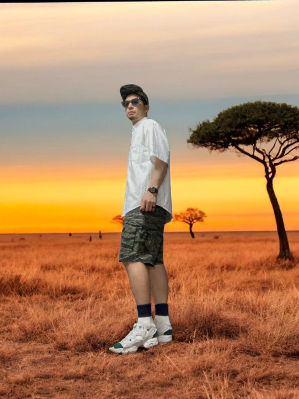 その他のカーゴパンツ、グレー系のサンダル、ホワイト系のシャツ/ブラウスを着用したメンズの秋コーディネートの2枚目の写真