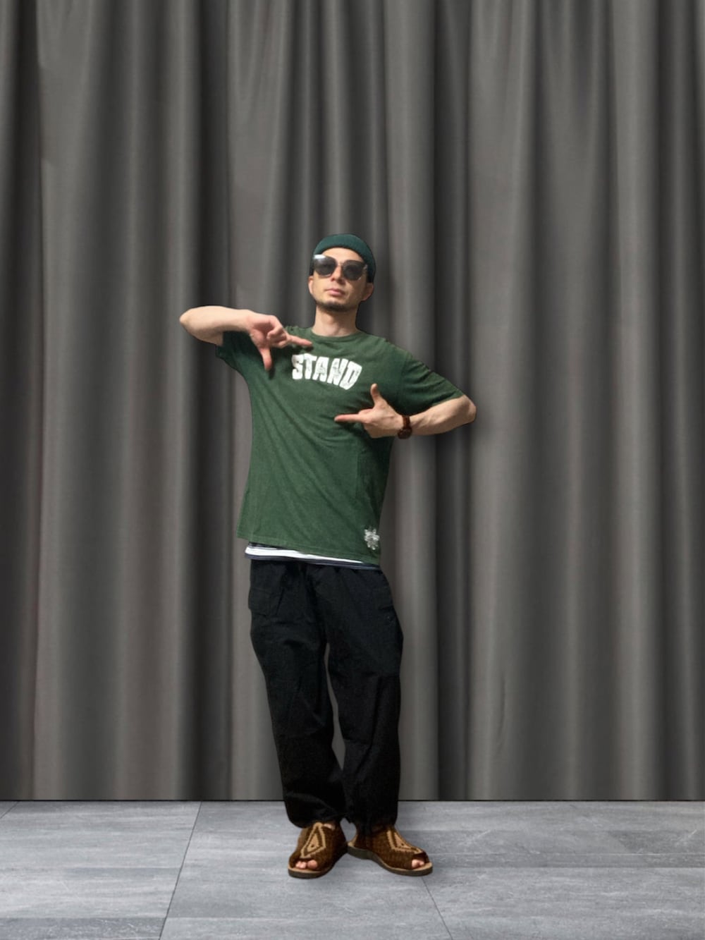 「おじさん、あごひげ、もみあげ、ニット帽、Tシャツ、カーゴパンツ、サンダル、伯方の塩」｜「TOKYO HEMP CONNECTIONのアイテム（Tシャツ/カットソー、グリーン系）」を使った、モミヒゲさん（メンズ・175cm）の秋コーディネートの2枚目の写真