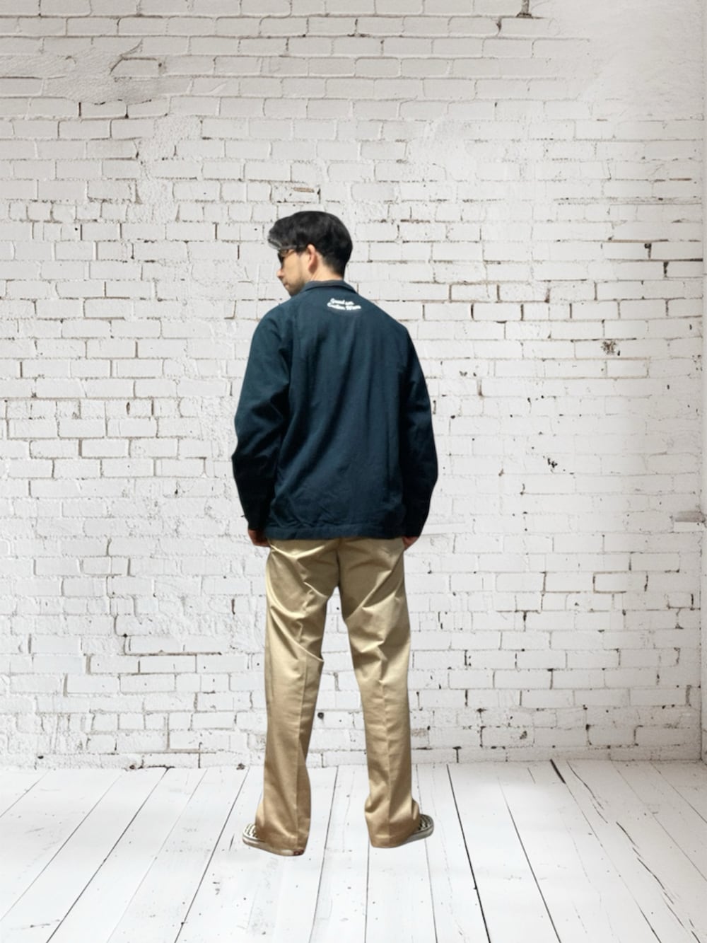 ホワイト系のスリッポン、ブルー系のその他アウター、ブルー系のシャツ/ブラウスを着用したメンズの冬コーディネートの5枚目の写真