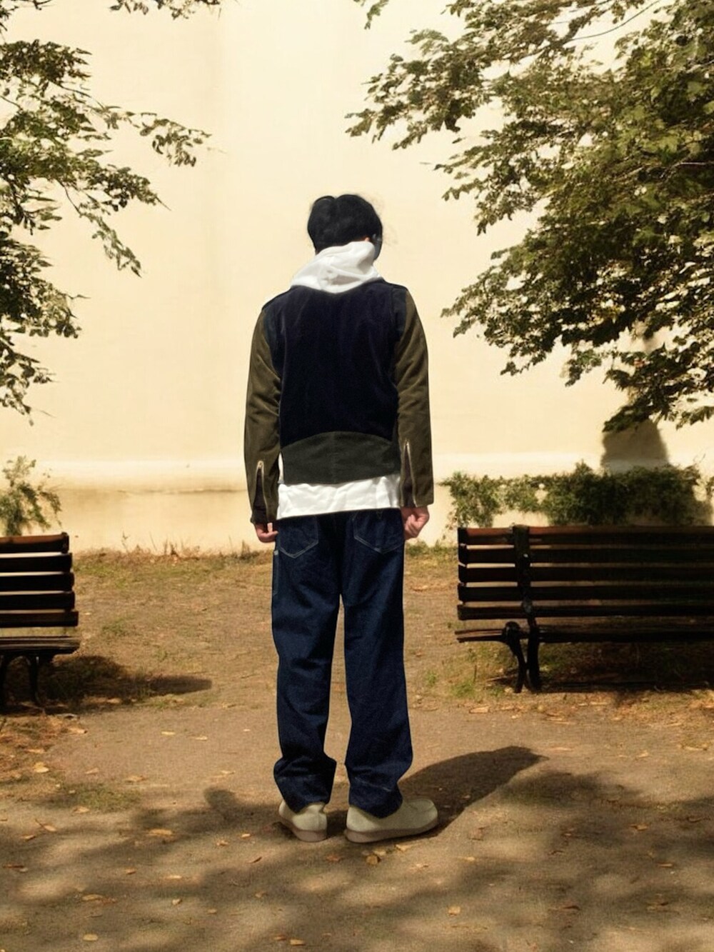 「おじさん、あごひげ、もみあげ、コーデュロイライダース、パーカー、デニムパンツ、モカシンシューズ、フォーリンラブ」｜「古着の古着屋さんリメイク　コーデュロイライダースジャケット（ライダースジャケット、ブラウン系）」を使った、モミヒゲさん（メンズ・175cm）の秋コーディネートの2枚目の写真