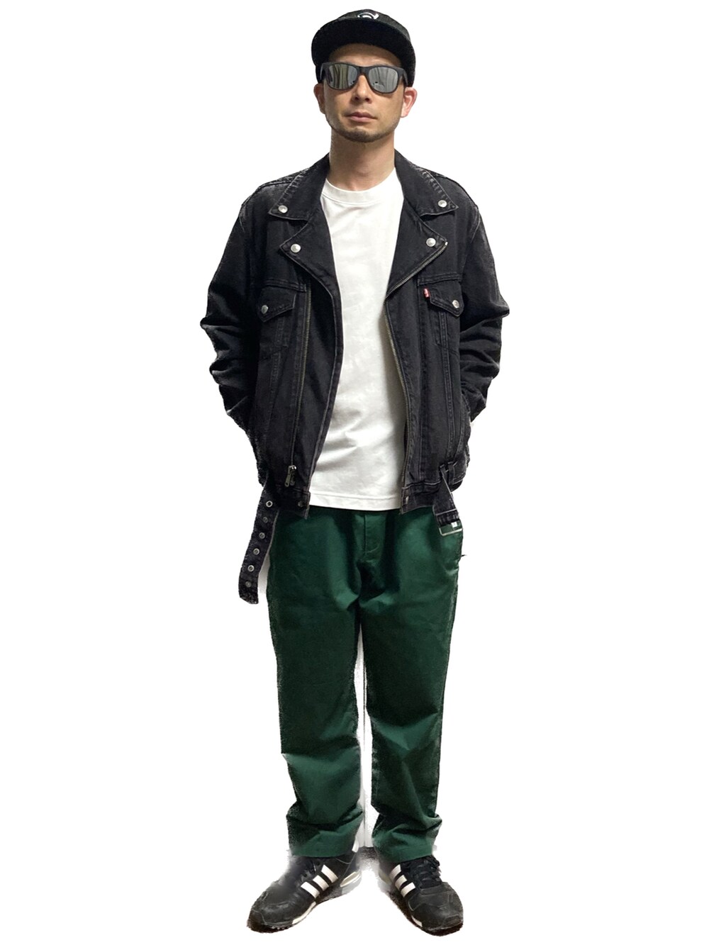 「おじさん、あごひげ、もみあげ、キャップ、ライダースジャケット、Tシャツ、シェフパンツ、スニーカー、いまどきジャケット写真、カラーパンツ、シンプル」｜「workmanのアイテム（チノパンツ、グリーン系）」を使った、モミヒゲさん（メンズ・175cm）の春コーディネートの2枚目の写真