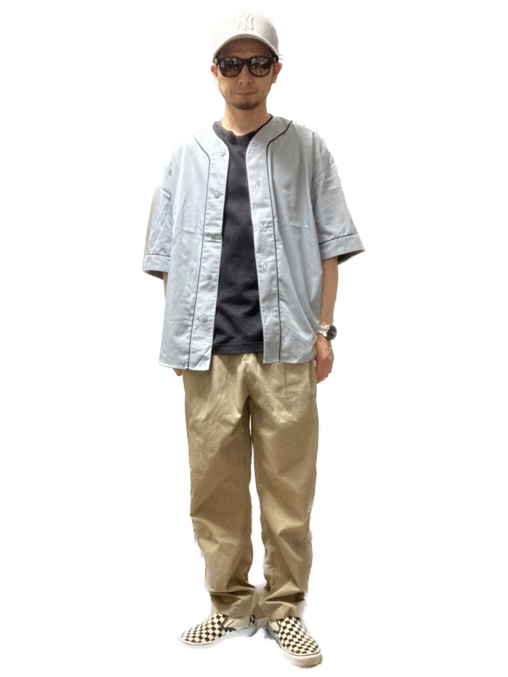 「おじさん、あごひげ、もみあげ、キャップ、ベースボールシャツ、Tシャツ、シェフパンツ、スニーカー、スリッポン、チェッカーフラッグ、このスタイルがお気に入り、初夏コーデ、シンプルスタイル」｜「Dickiesのアイテム（チノパンツ、ベージュ系）」を使った、モミヒゲさん（メンズ・175cm）の夏コーディネートの2枚目の写真