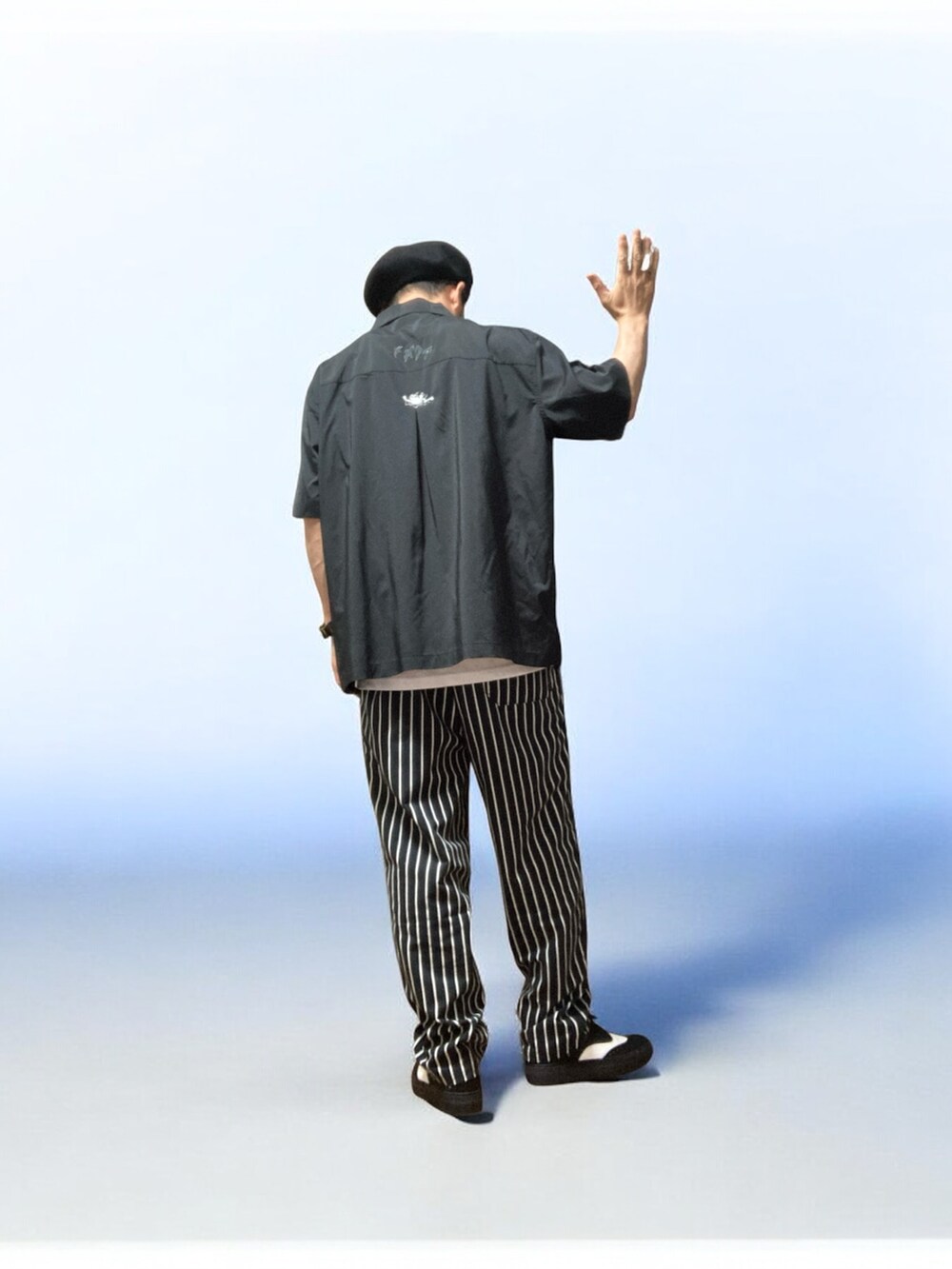 ブラック系のスニーカー、ブラック系のシャツ/ブラウス、ブラック系のチノパンツを着用したメンズの夏コーディネートの2枚目の写真