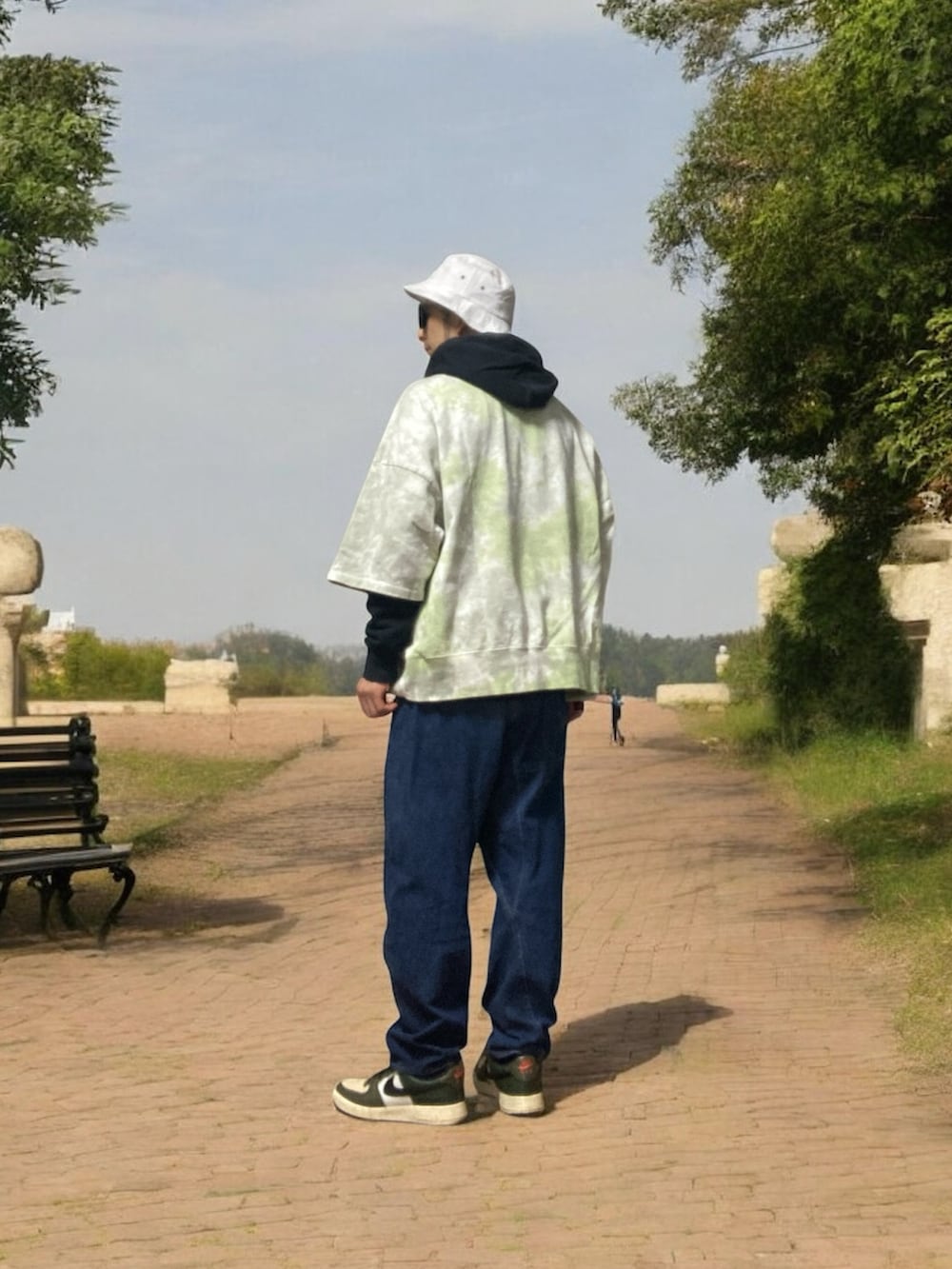 「おじさん、あごひげ、もみあげ、バケットハット、タイダイ柄、パーカー、スウェット、デニムパンツ、スニーカー」｜「Levi'sの【LEVI'S】ＬＥＪ５７０バギーテーパー（デニムパンツ、ブルー系）」を使った、モミヒゲさん（メンズ・175cm）の冬コーディネートの4枚目の写真