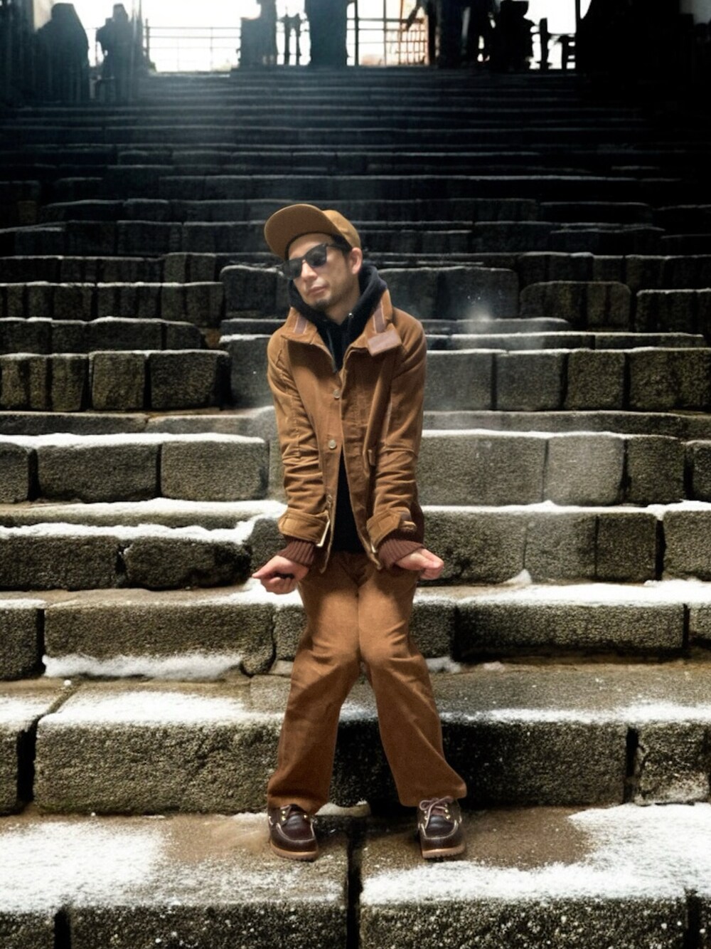 ブラック系のモッズコート、ブラウン系のその他パンツ、ブラウン系のモカシン/デッキシューズを着用したメンズの冬コーディネートの4枚目の写真