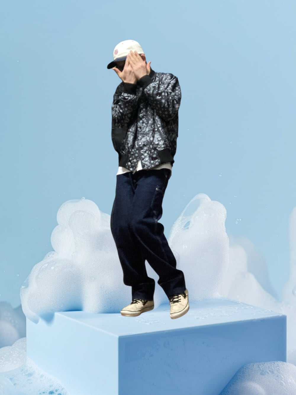 ブルー系のデニムパンツ、ブラック系のMA-1、ブラウン系のブルゾンを着用したメンズの冬コーディネートの3枚目の写真