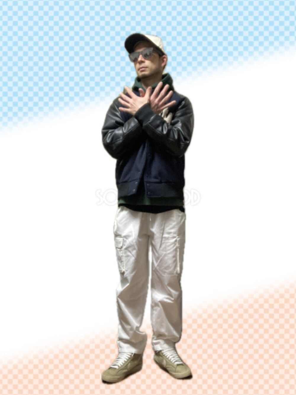 ブルー系のスタジャン、グリーン系のパーカー、ホワイト系のカーゴパンツを着用したメンズの冬コーディネートの4枚目の写真