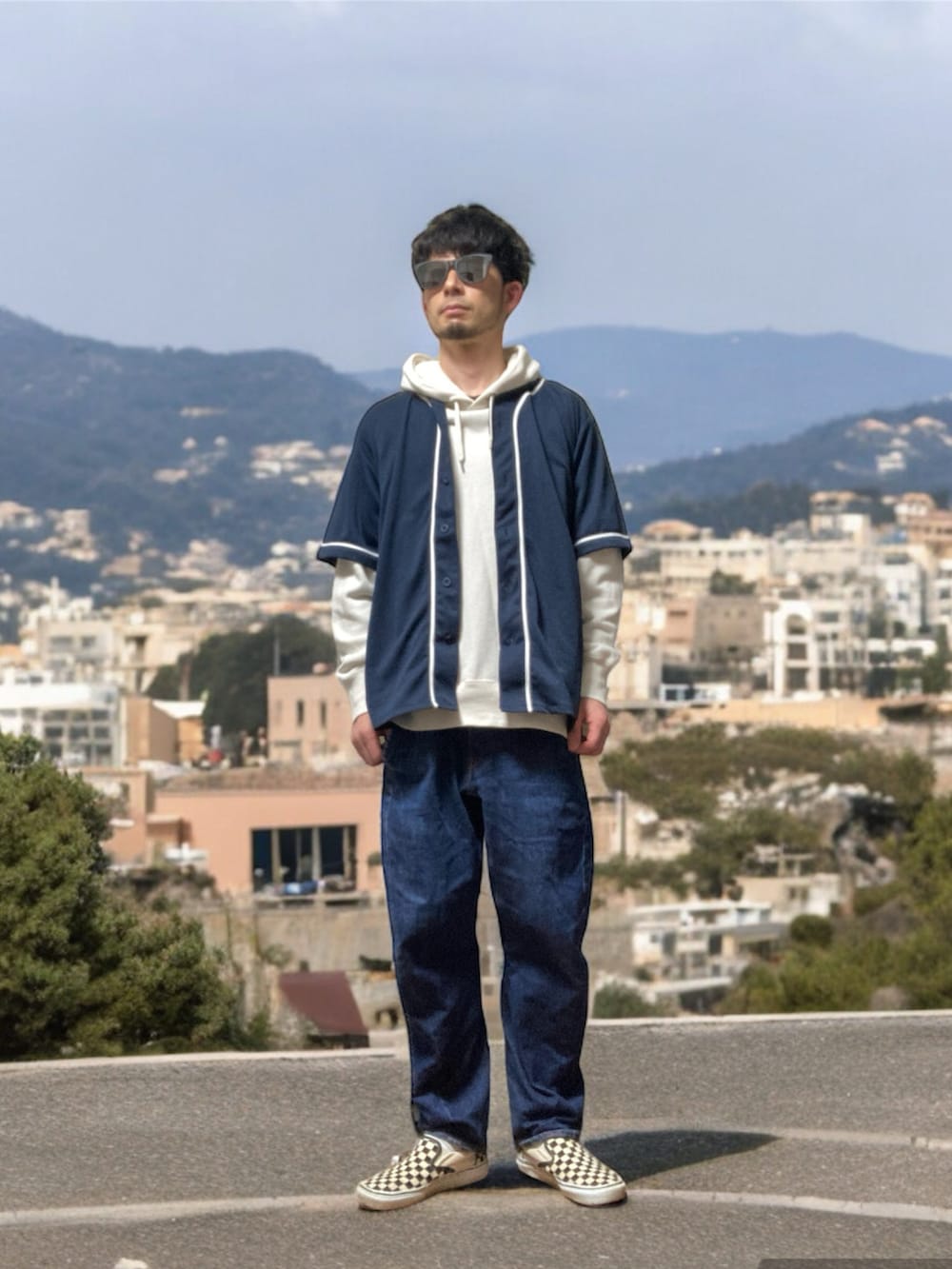 「おじさん、あごひげ、もみあげ、キャップ、エロかぶり、ベースボールシャツ、パーカー、デニムパンツ、スリッポン」｜「VANSのVANS: CLASSIC SLIP-ON CHECKER チェック スリッポン（スリッポン、ホワイト系）」を使った、モミヒゲさん（メンズ・175cm）の春コーディネートの3枚目の写真