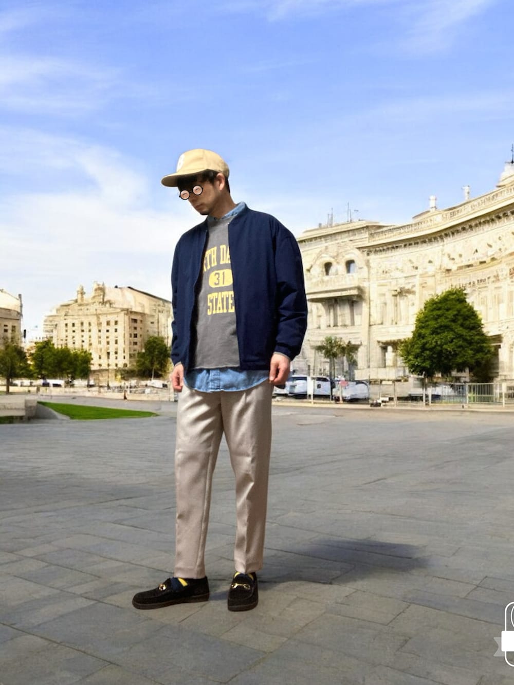 「おじさん、あごひげ、もみあげ、キャップ、スウェット、スラックス、ローファー」｜「GRAVISの【gravis】ODJICK BITS（ローファー、ブラック系）」を使った、モミヒゲさん（メンズ・175cm）の春コーディネートの2枚目の写真