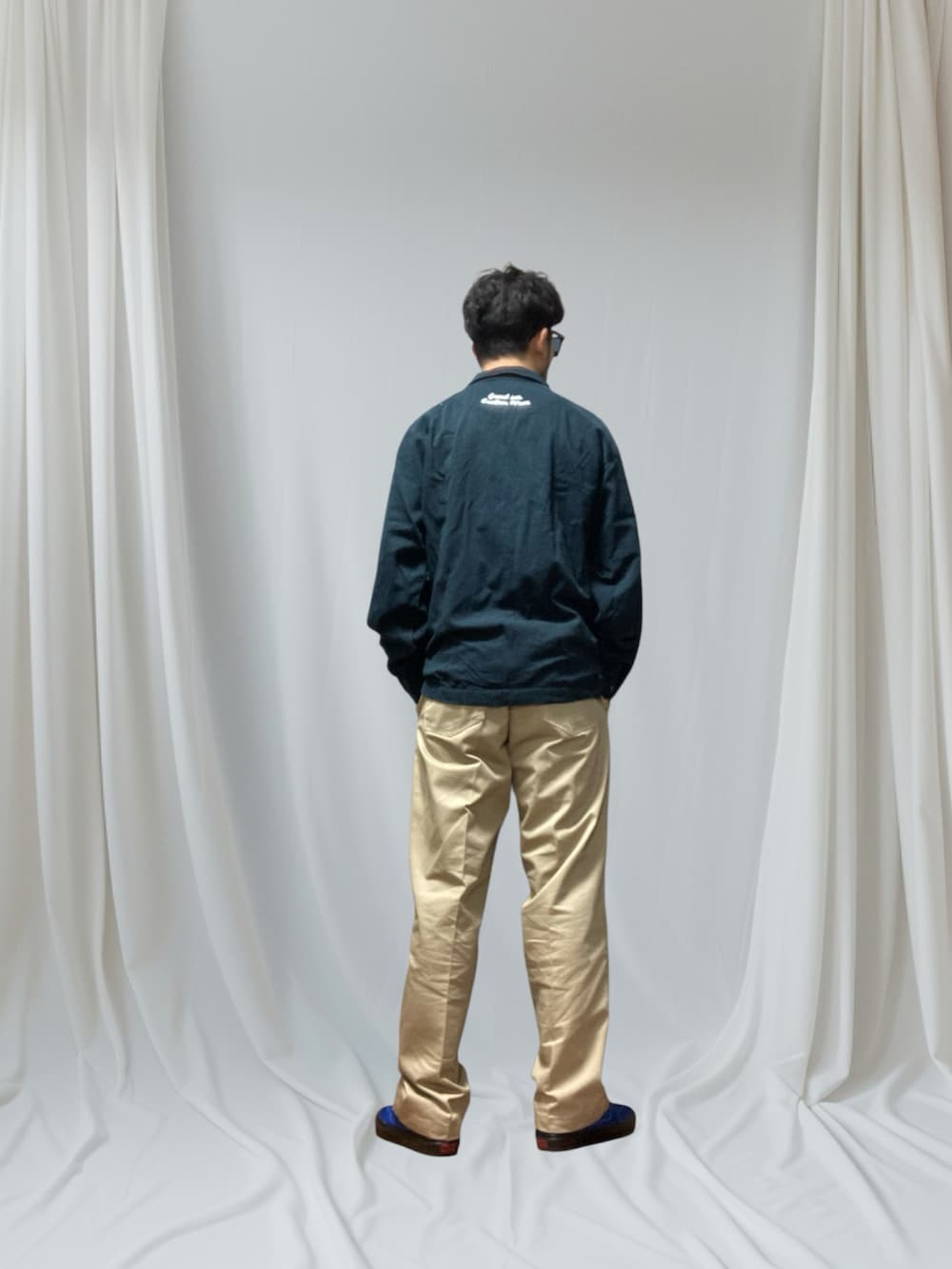 ブルー系のスニーカー、ブルー系のシャツ/ブラウス、グリーン系のナイロンジャケットを着用したメンズの春コーディネートの5枚目の写真