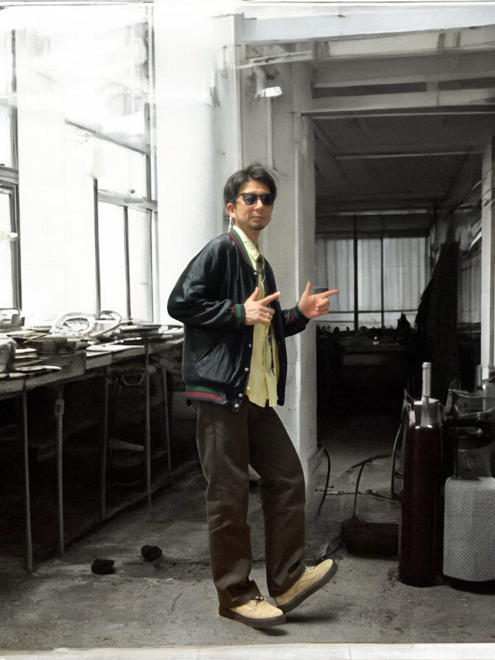 ブラウン系のチノパンツ、イエロー系のシャツ/ブラウス、ブラック系のノーカラージャケットを着用したメンズの秋コーディネートの2枚目の写真