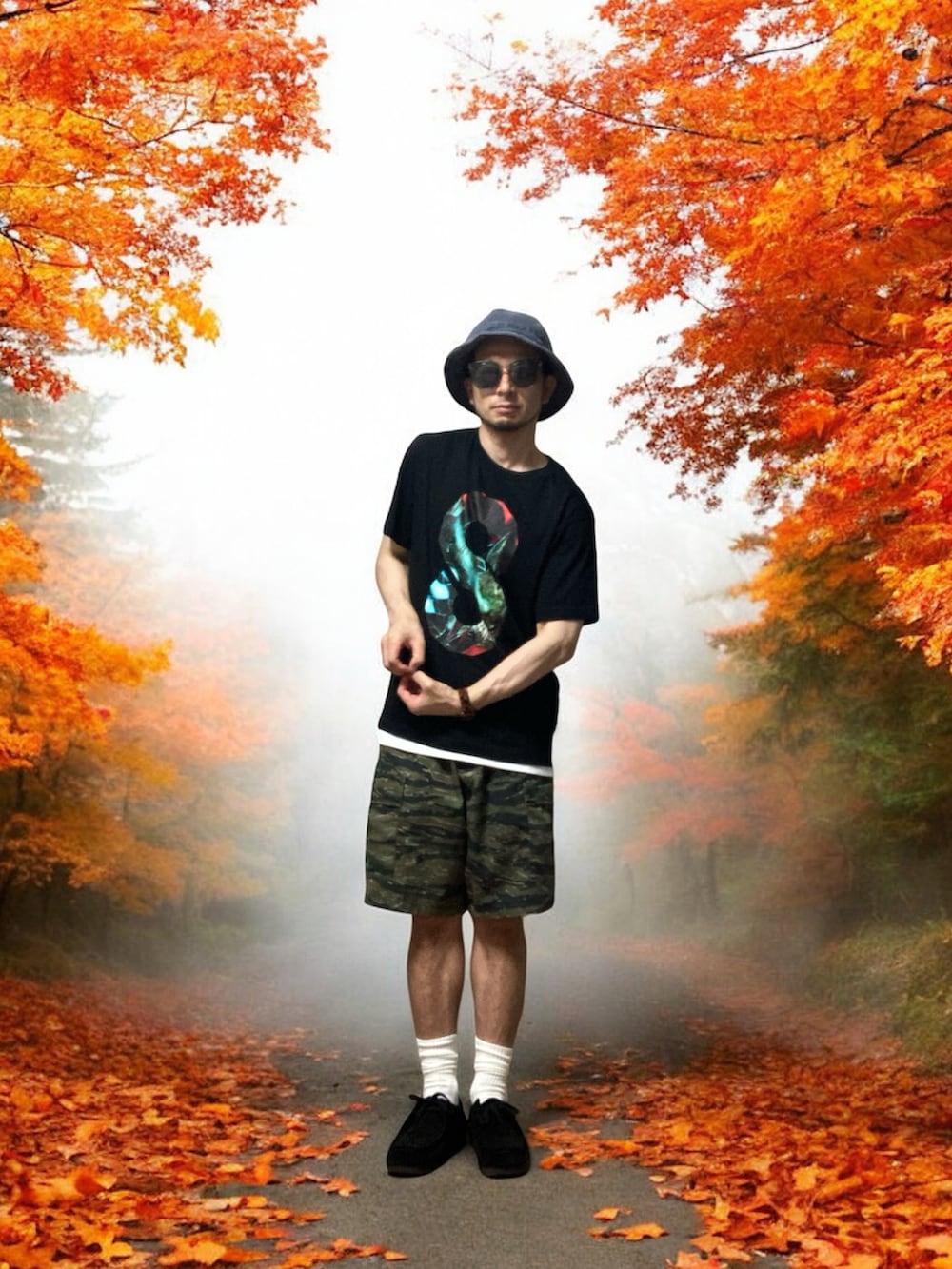 その他のカーゴパンツ、ブラック系のモカシン/デッキシューズ、ブラック系のTシャツ/カットソーを着用したメンズの秋コーディネートの2枚目の写真