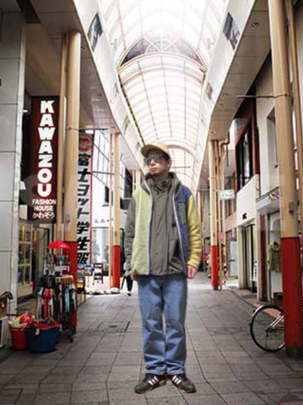 ブルー系のデニムパンツ、ブラック系のスニーカー、その他のその他アウターを着用したメンズの冬コーディネートの2枚目の写真