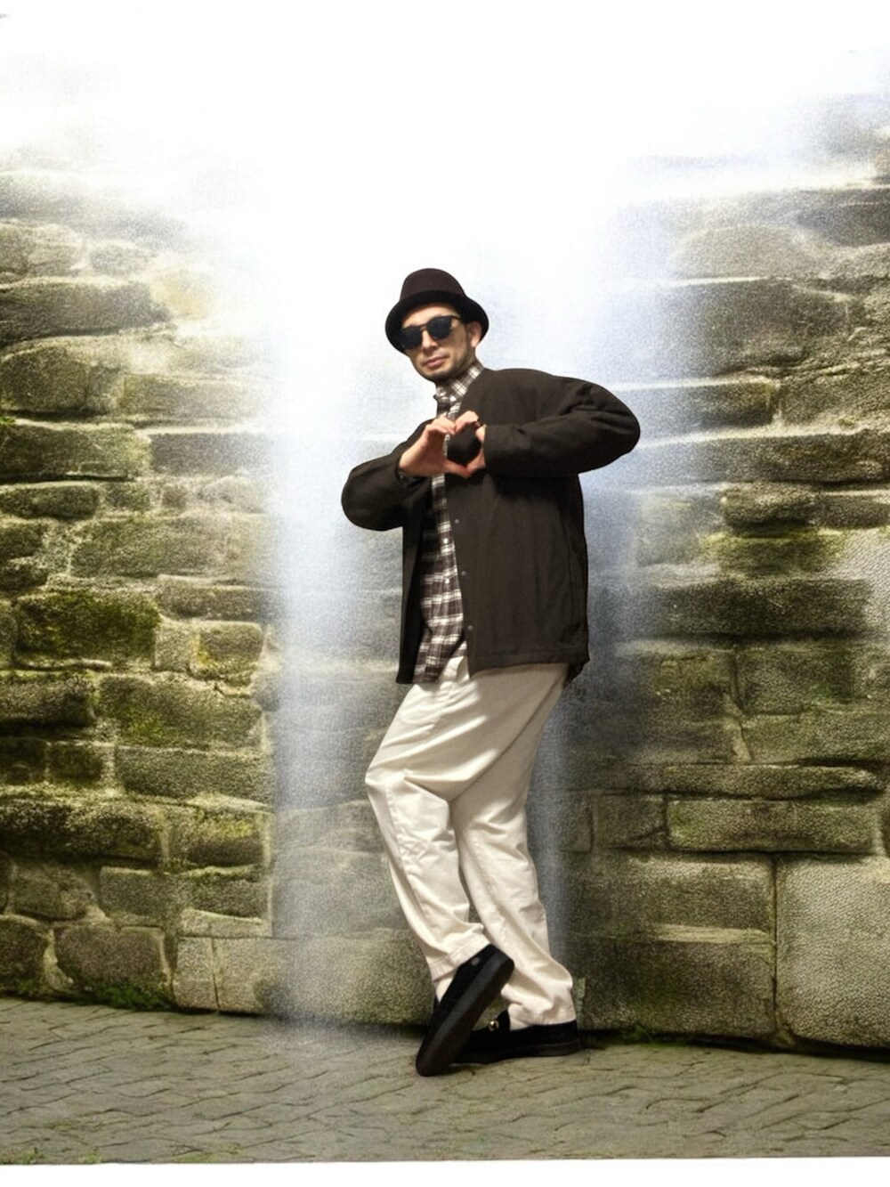 ホワイト系のチノパンツ、ブラック系のローファー、グリーン系のモッズコートを着用したメンズの冬コーディネートの4枚目の写真