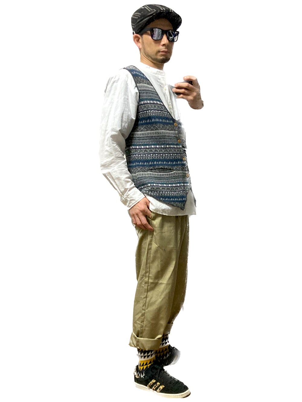 ベージュ系のチノパンツ、ブラック系のスニーカー、グレー系のシャツ/ブラウスを着用したメンズの春コーディネートの4枚目の写真