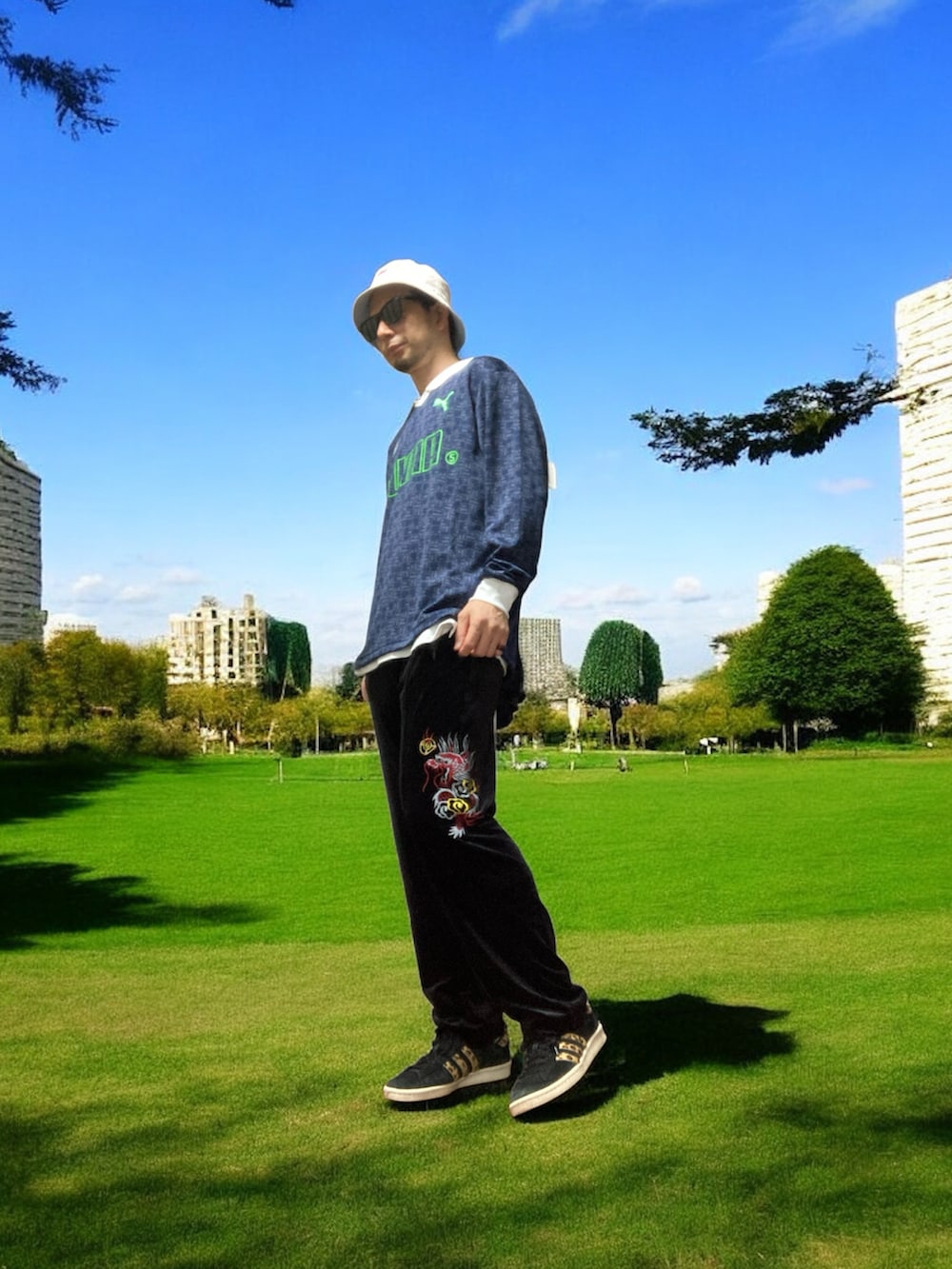 ブラック系のその他パンツ、ブラック系のスニーカー、ブルー系のトップスを着用したメンズの秋コーディネートの2枚目の写真
