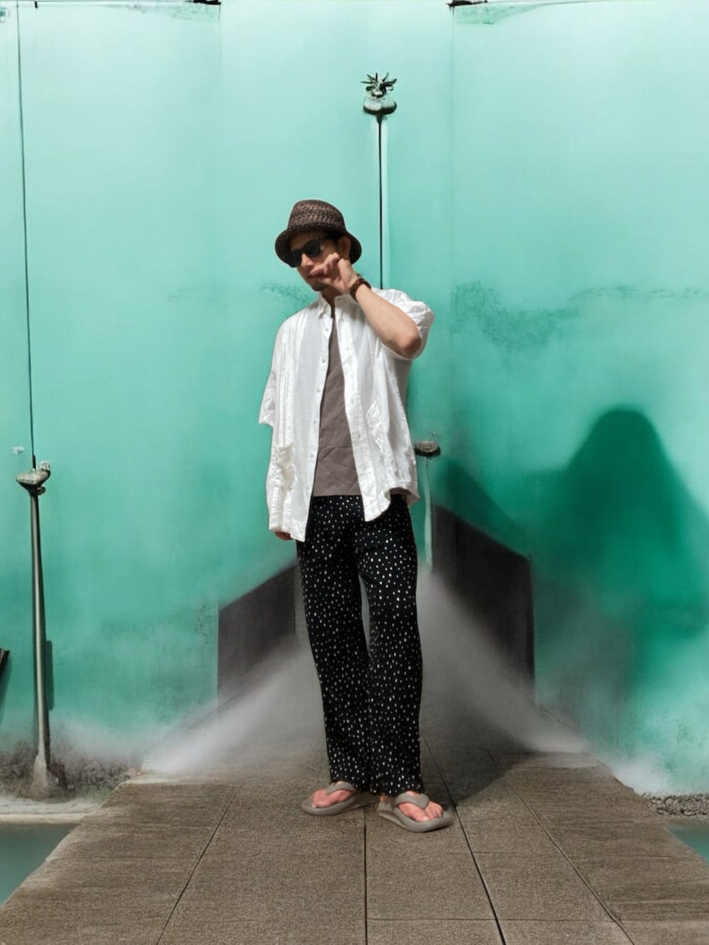 ブラック系のその他パンツ、ベージュ系のサンダル、ホワイト系のシャツ/ブラウスを着用したメンズの夏コーディネートの2枚目の写真