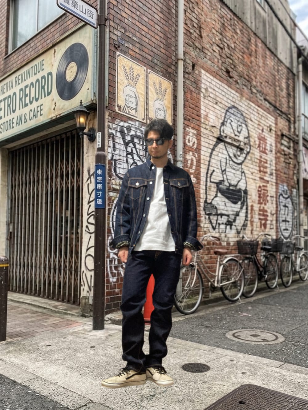 ホワイト系のTシャツ/カットソー、ブルー系のデニムジャケット、ブルー系のデニムパンツを着用したメンズの春コーディネートの4枚目の写真