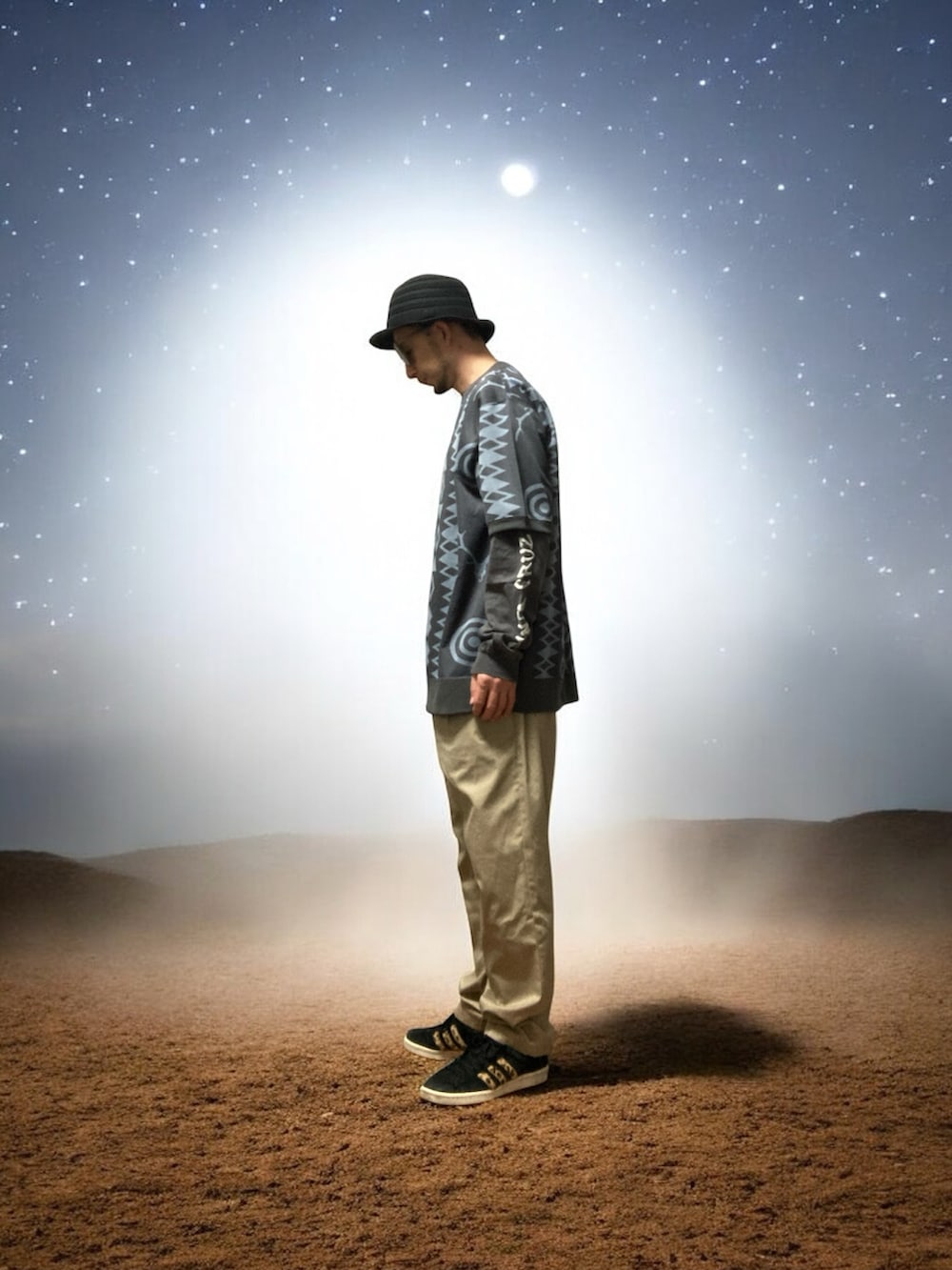 ベージュ系のチノパンツ、ブラック系のスニーカー、グレー系のTシャツ/カットソーを着用したメンズの秋コーディネートの2枚目の写真