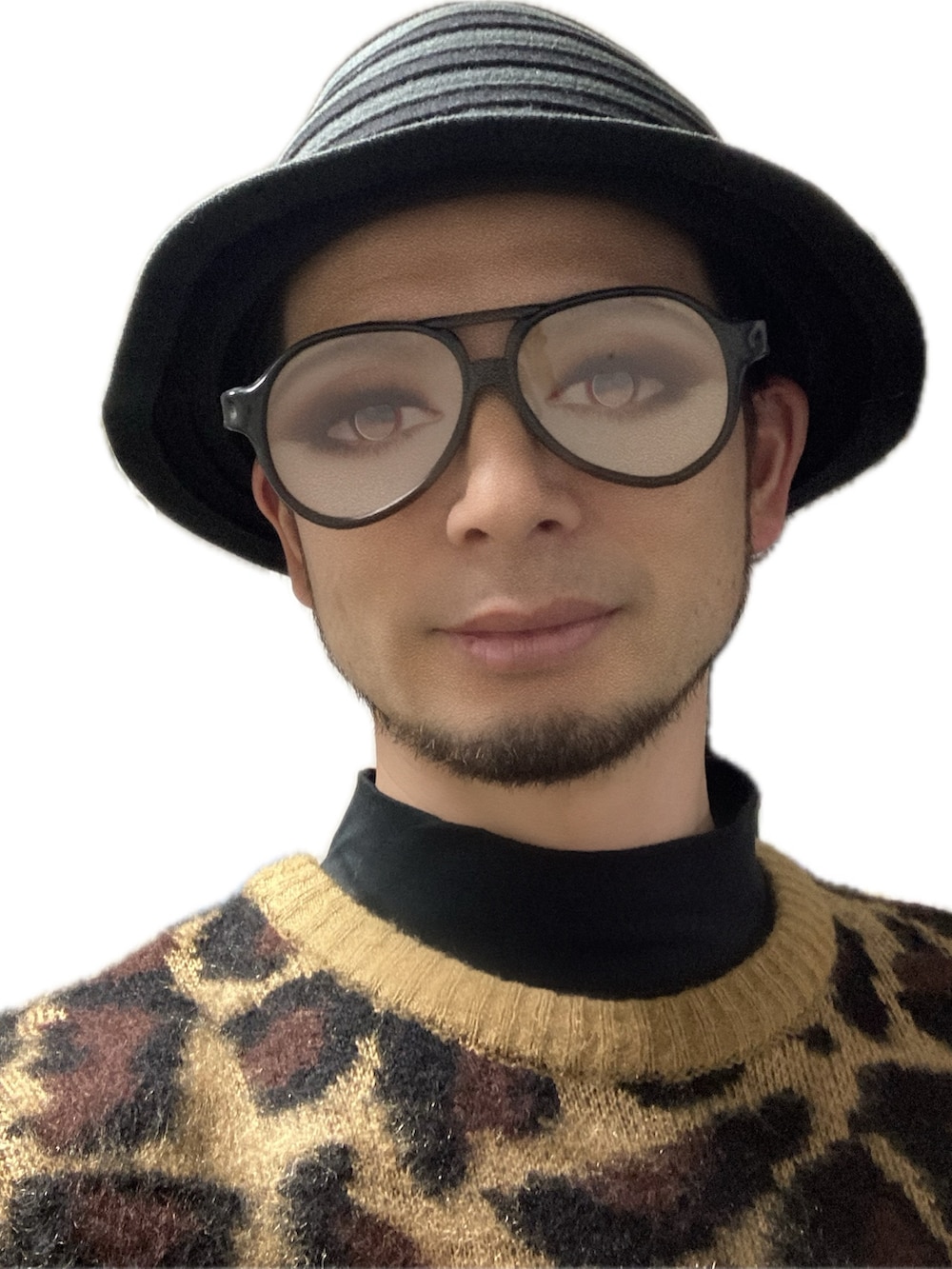 ホワイト系のチノパンツ、ブラック系のスニーカー、ベージュ系のニット/セーターを着用したメンズの冬コーディネートの3枚目の写真