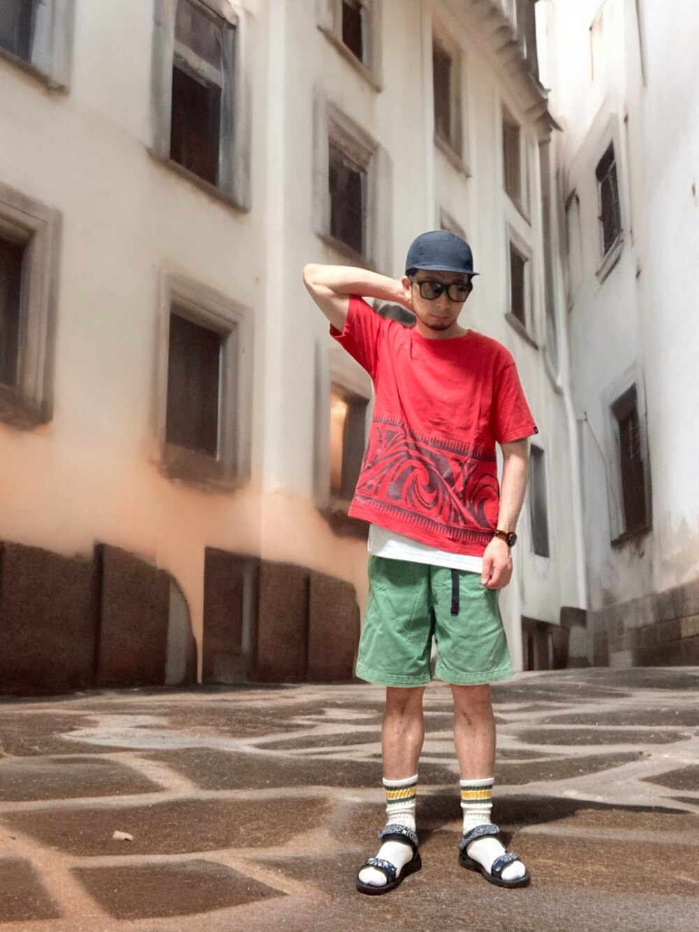 グリーン系のその他パンツ、ブルー系のサンダル、レッド系のTシャツ/カットソーを着用したメンズの夏コーディネートの3枚目の写真